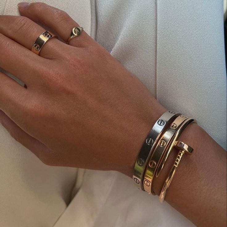 UÑAS ELEGANCIA DORADAS