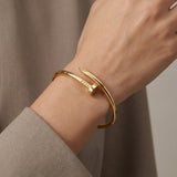 UÑAS ELEGANCIA DORADAS