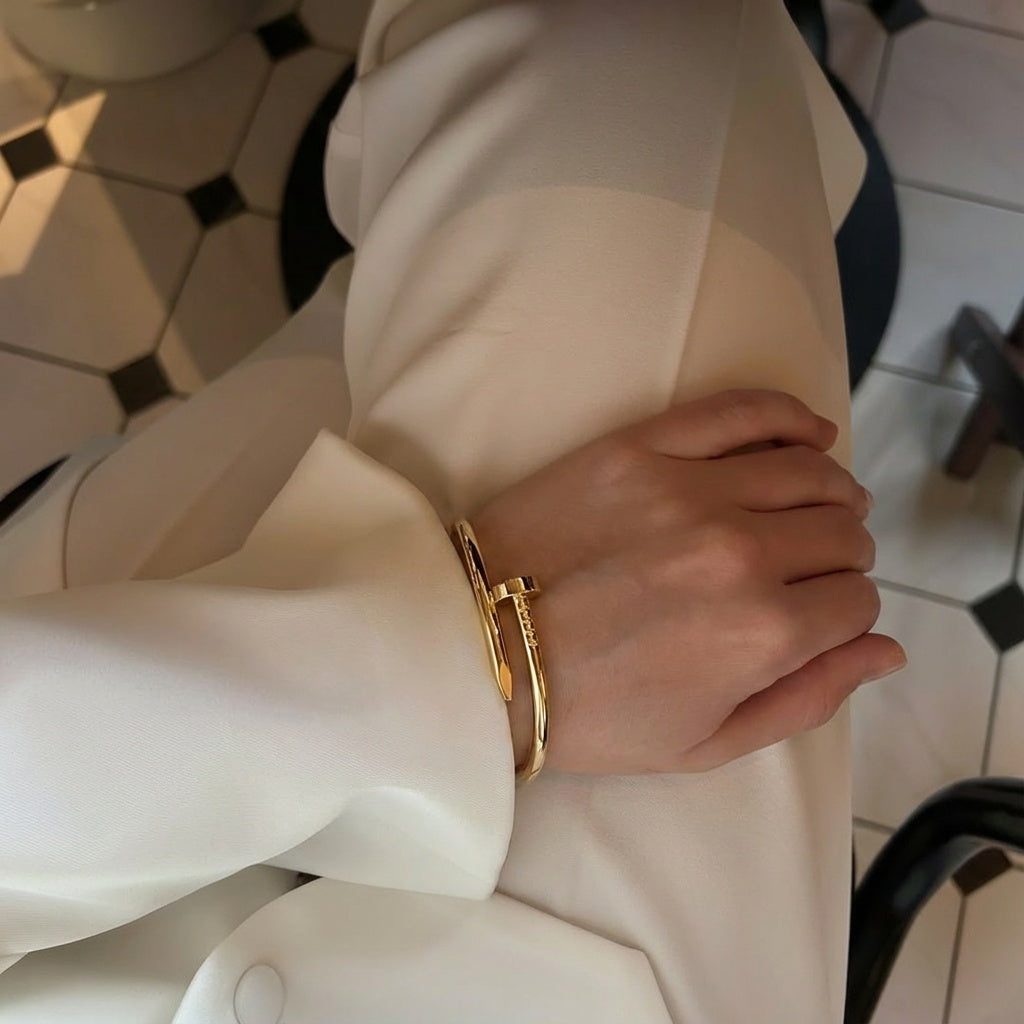 UÑAS ELEGANCIA DORADAS